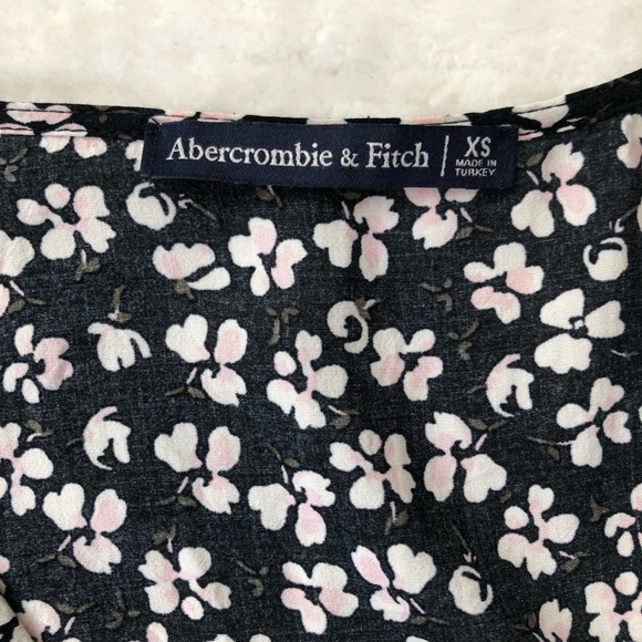 Abercrombie & Fitch | Floral Print Wrap Top w/Button Closure - Picture 9 of 10